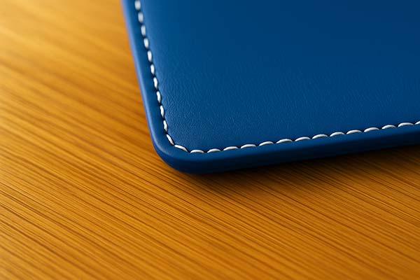 青いランドセルのステッチ部分をクローズアップした写真。白い縫い目と革の質感が上品に際立っている。