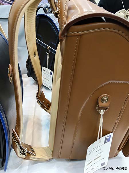 展示会で撮影したシンプルなキャメルランドセル
