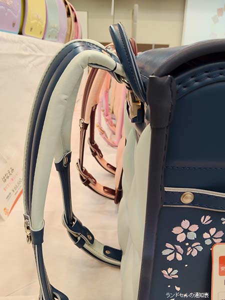 フィットちゃん2027年度ランドセルの背当てと背カン構造を展示会で確認