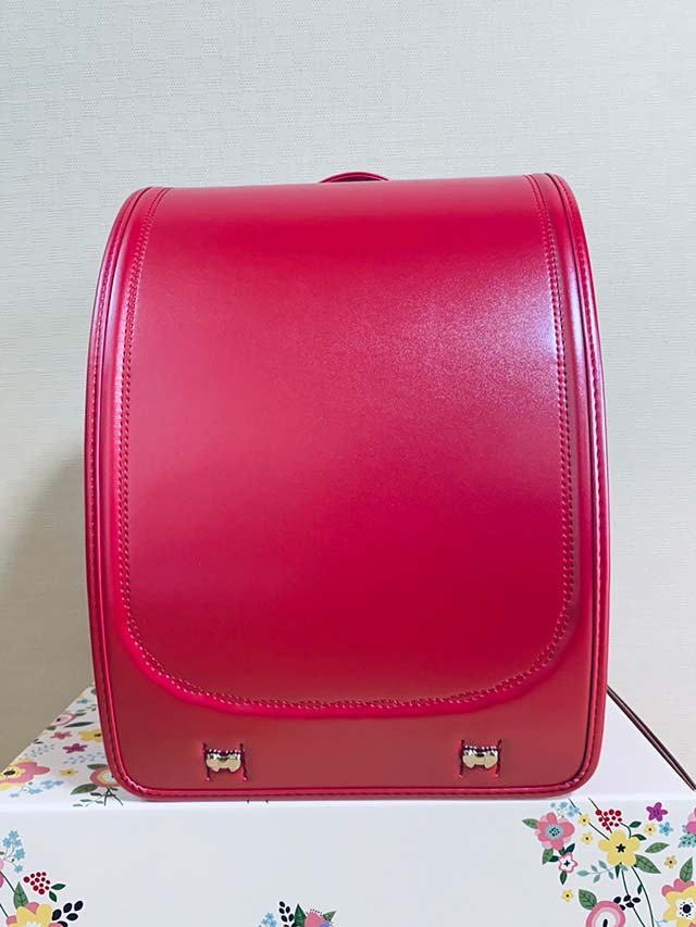 フィットちゃん プティガールの外観（正面）｜赤色の本体にシンプルなかぶせデザイン