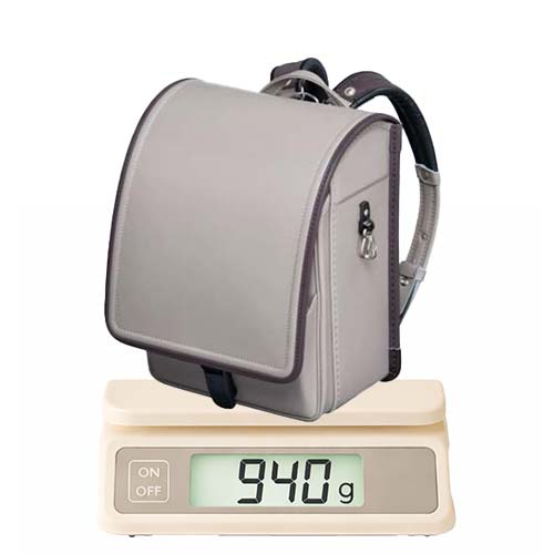 フィットちゃん ゼロランド(安ピカッ)の重量測定画像(約940gの軽量ランドセル)