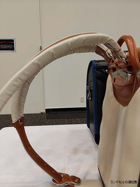 フィットちゃんの背あてと肩ベルトのフィット感を展示会で確認（イメージ）