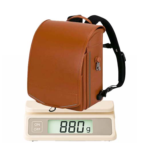 ふわりぃレジェランドの重量測定画像(約880gの軽量ランドセル)