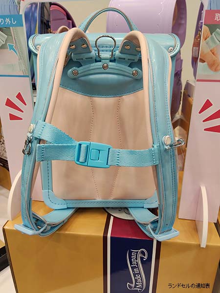 ふわりぃ2027年度ランドセルの背面と肩ベルト形状を展示会で確認