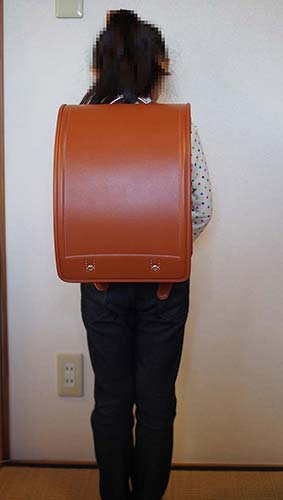 黒川鞄 シボ牛革ビッグの本体外観（キャメル×ピンクステッチ）