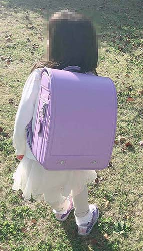 スムース牛革ワイド女の子が背負っている様子