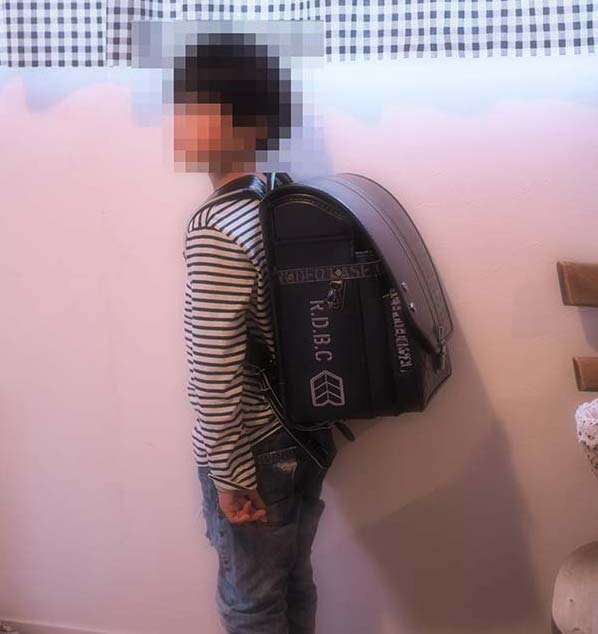 ロデオBCタイプFを背負う男の子（横向き）