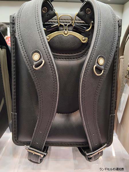 萬勇鞄2027年ランドセルの側面とシボ感のある素材を展示会で確認