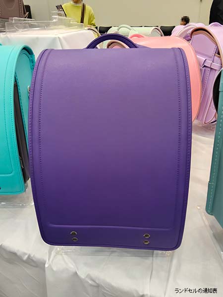 合同展示会に並ぶ萬勇鞄の2027年度ランドセル実物展示