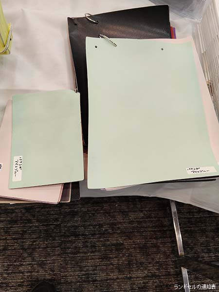 萬勇鞄ランドセルの素材サンプルを合同展示会で比較確認した様子