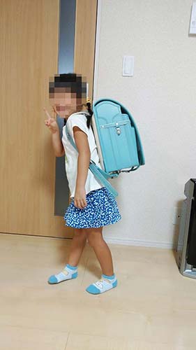 牛革ボルサパステルクラシックを背負った女の子の横向き姿
