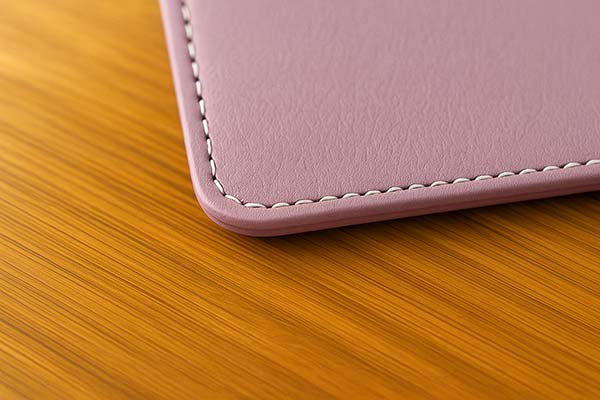 紫のランドセルのステッチ部分をクローズアップした写真。細かな縫製と革のセミグロス質感が上品に際立つ。