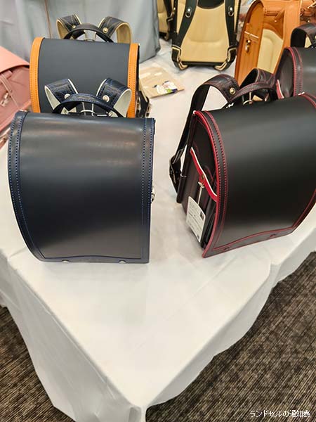 展示会で黒系ランドセルを見比べている様子