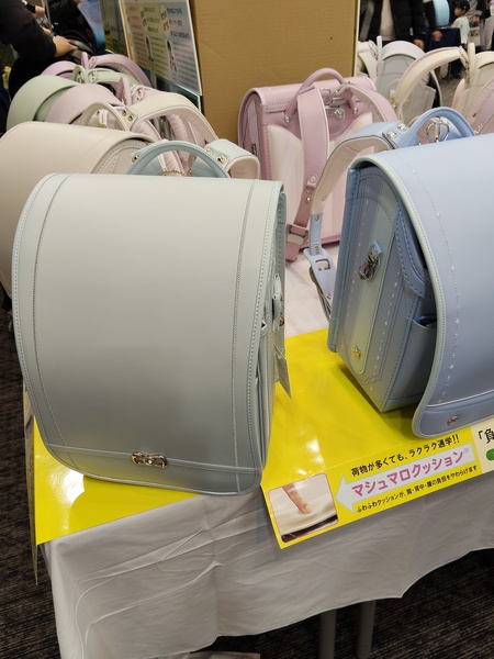ランドセル展示会で複数のカラーとモデルを比較した様子
