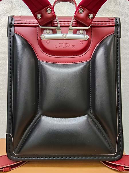 ララちゃんランドセルの背中クッション構造（立体背当てで背中にフィット）