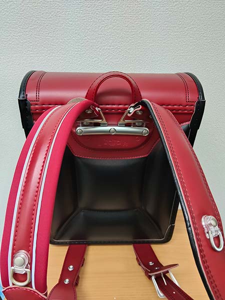 ララちゃんランドセルの背面デザインと背あてクッション