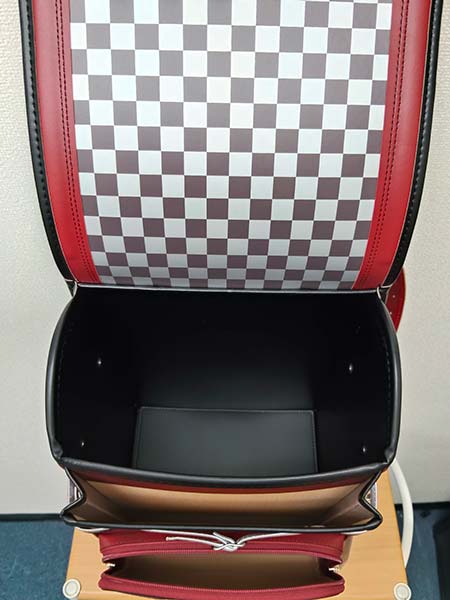 ララちゃんオーダーメイドランドセルの内装と収納スペース（チェック柄フタ裏）