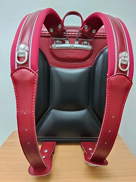 ララちゃんランドセルの肩ベルト構造（クッション性と背負いやすい立体カーブ）