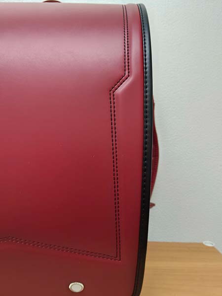 ララちゃんランドセルのかぶせ裏構造（レッド×ブラックモデル）