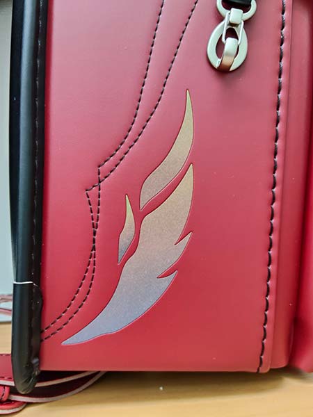 ララちゃんランドセルのサイドデザイン（炎モチーフ刺繍）