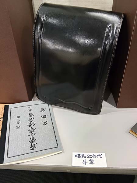 昭和20年代の黒い牛革ランドセル展示