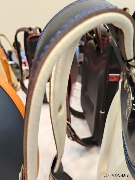 鞄工房山本ランドセルの肩ベルトと背負い心地を展示会で接写確認(2027年度)